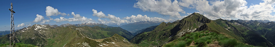 Panorama dalla croce di vetta del Pizzo delle segade (2173 m)